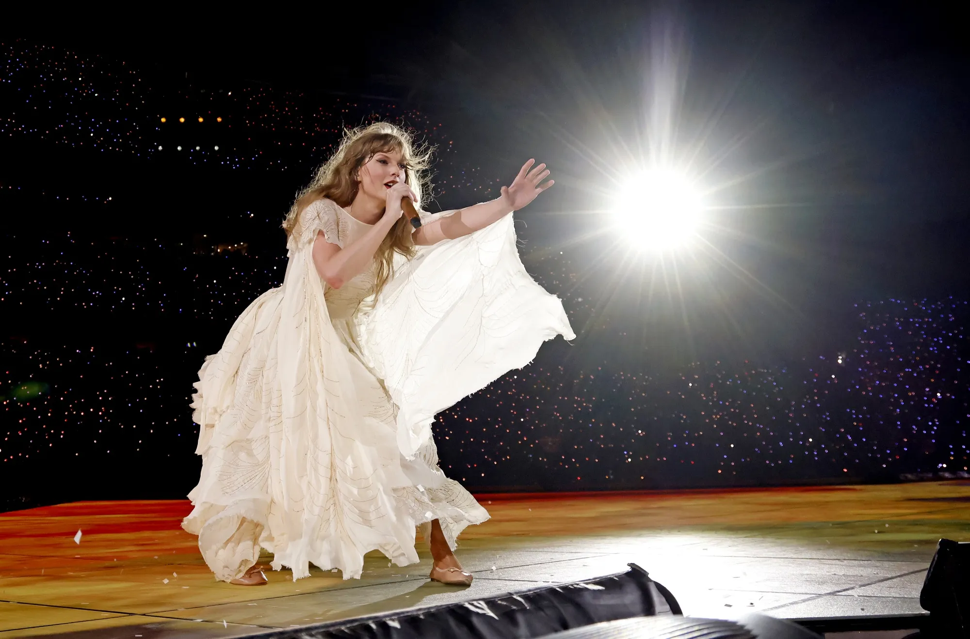 テイラー・スウィフトさん公演、チケット争奪戦でカード申し込み殺到 
