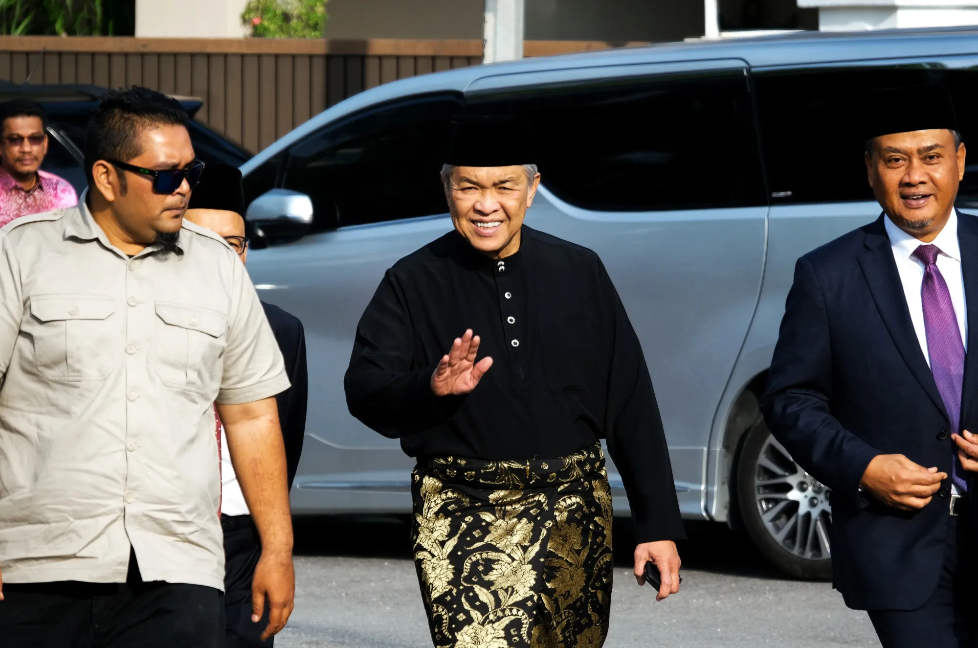 Ahmad&nbsp;Zahid&nbsp;Hamidi, center, has called&nbsp;to hold a general election&nbsp;as soon as possible.&nbsp;