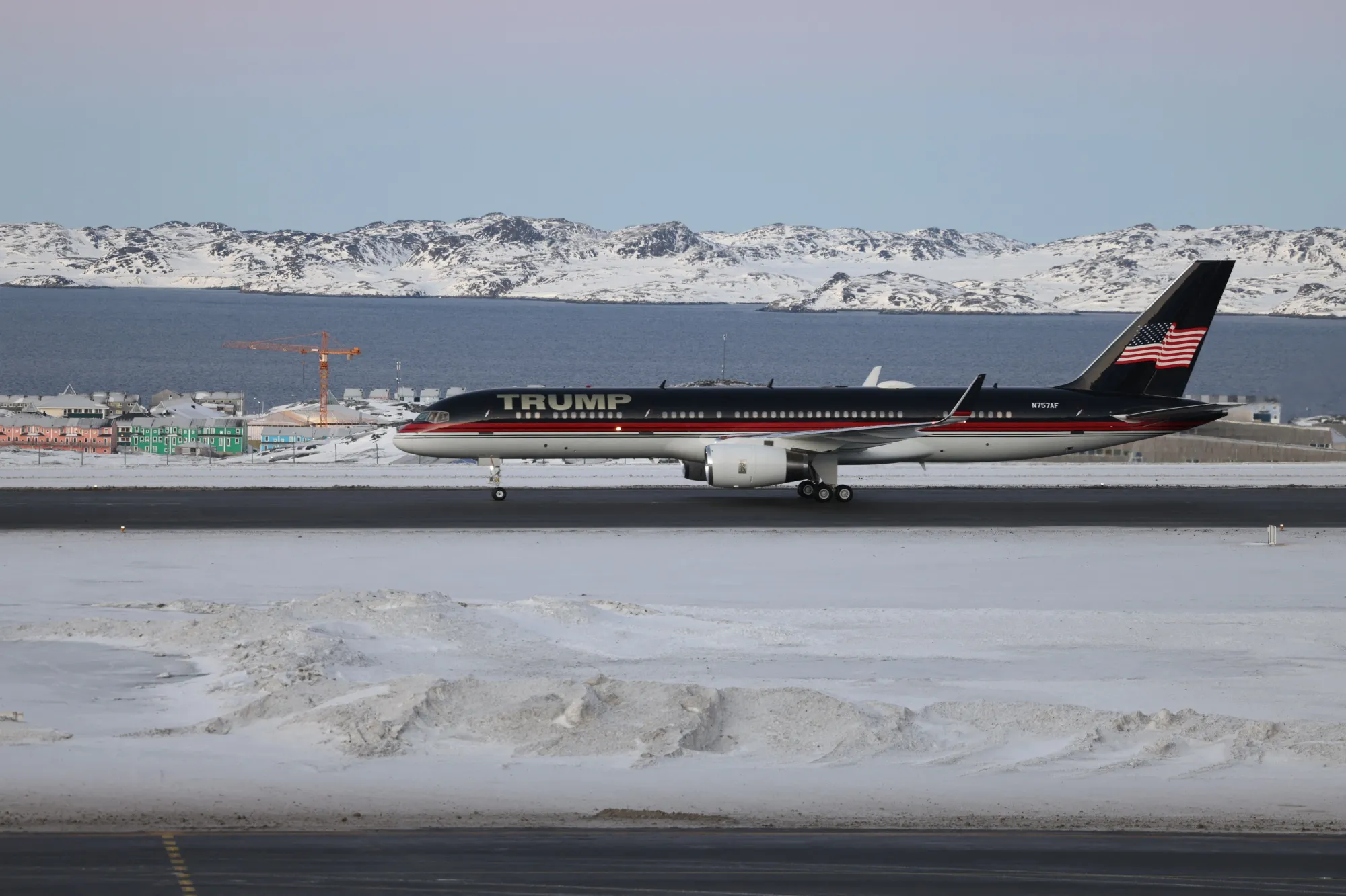 米実業家ドナルド・トランプ・ジュニア氏が搭乗しているとみられる航空機がグリーンランドに到着（2025年1月7日）