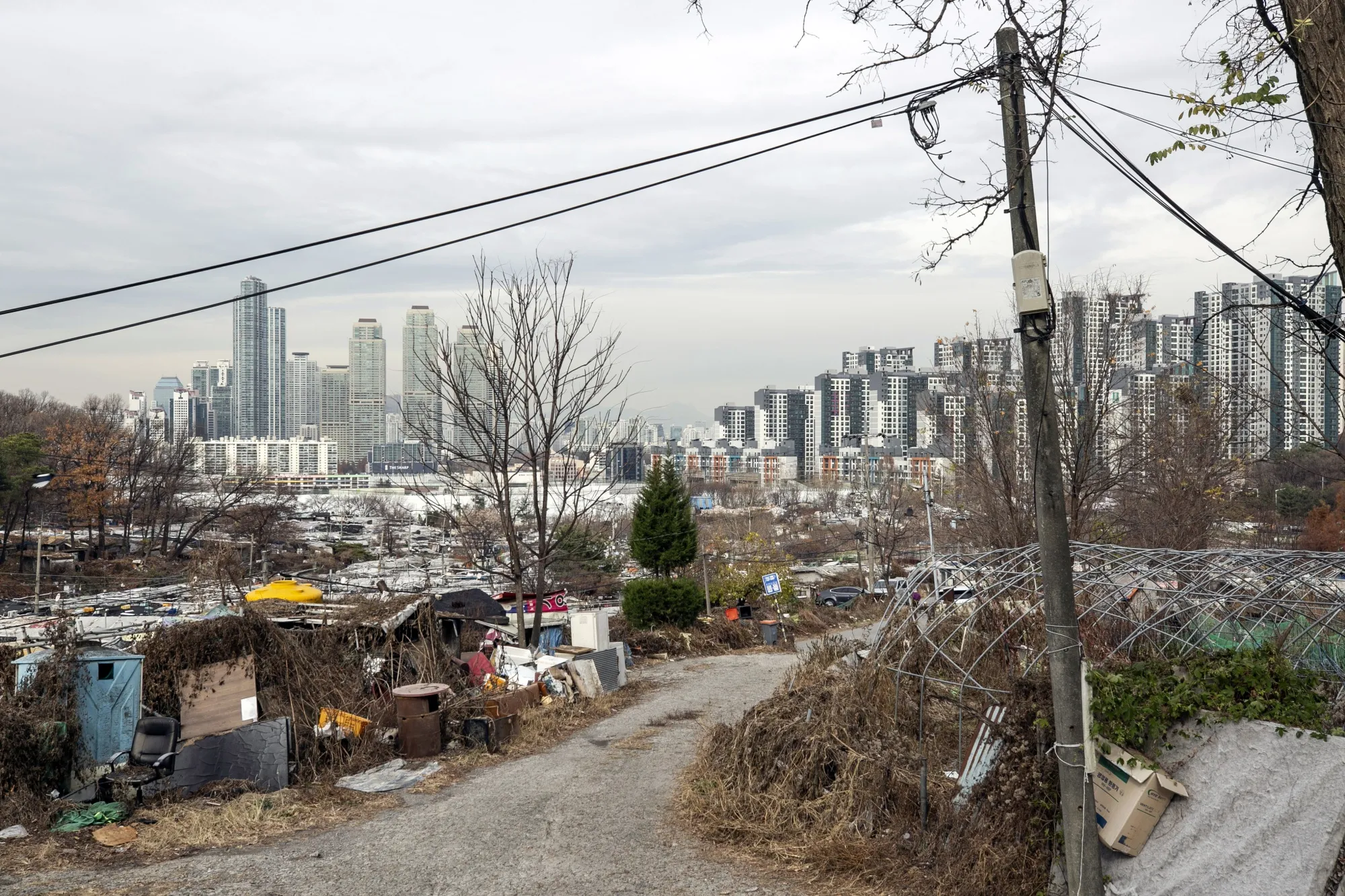 Seoul Slum Near Gangnam, Guryong, Exposes South Korea Wealth Gap - Bloomberg, image size:2000x1333