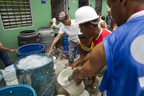 Collecting Water in Santo Domingo