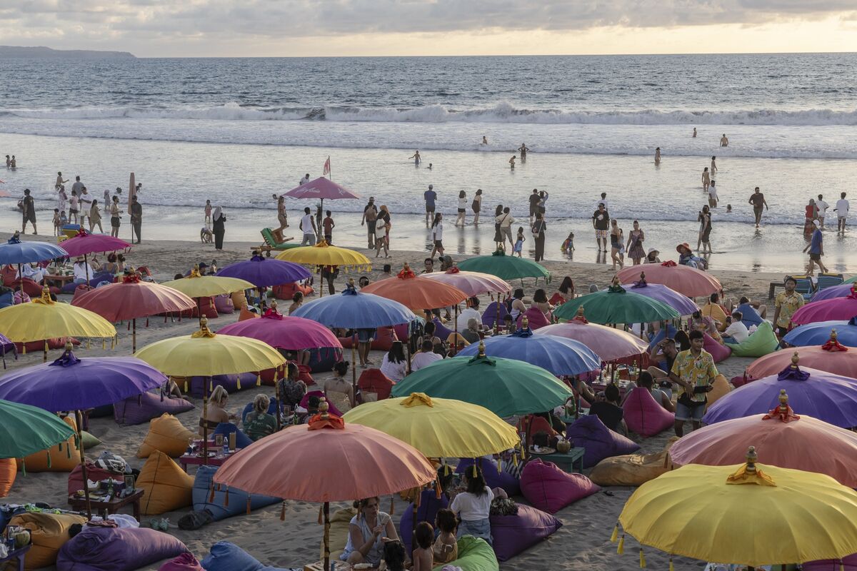 bloomberg.com - Eko Listiyorini - Bali Ponders Airbnb Ban in Latest Effort to Curb Tourism Mess