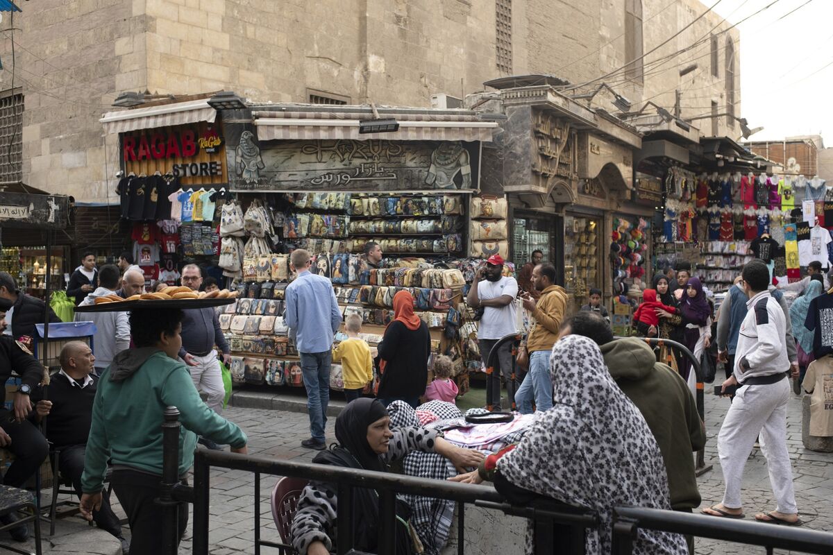 Egypt Seen Holding Record Rate Even as Inflation Slightly Eases Bloomberg