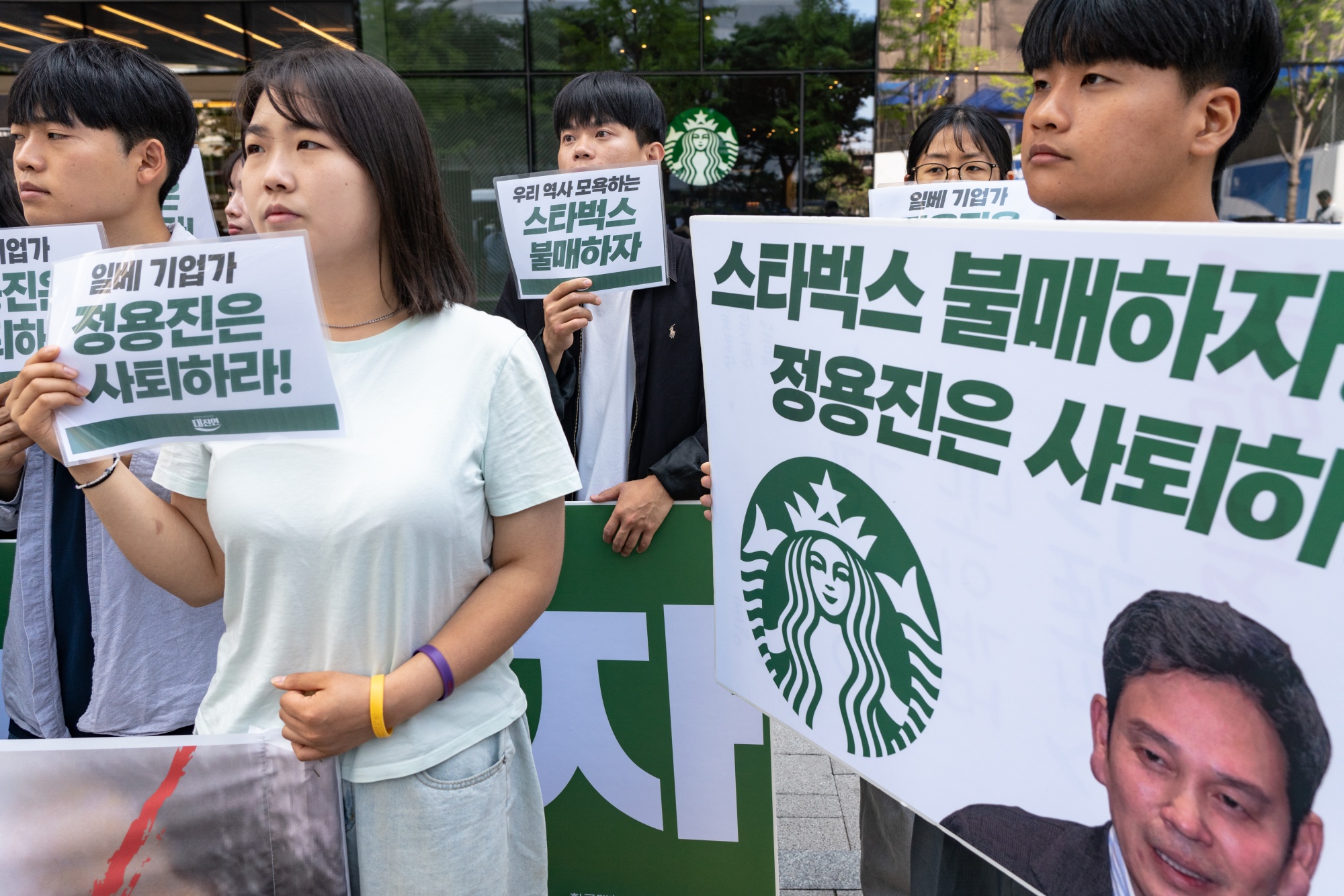 Protesters hold placards reading 'Boycott Starbucks' and 'resignation of Chung Yong-jin' in front of the Starbucks Korea headquarters in Seoul on May 23. Photographer: Kichul Shin/NurPhoto/Getty Images
