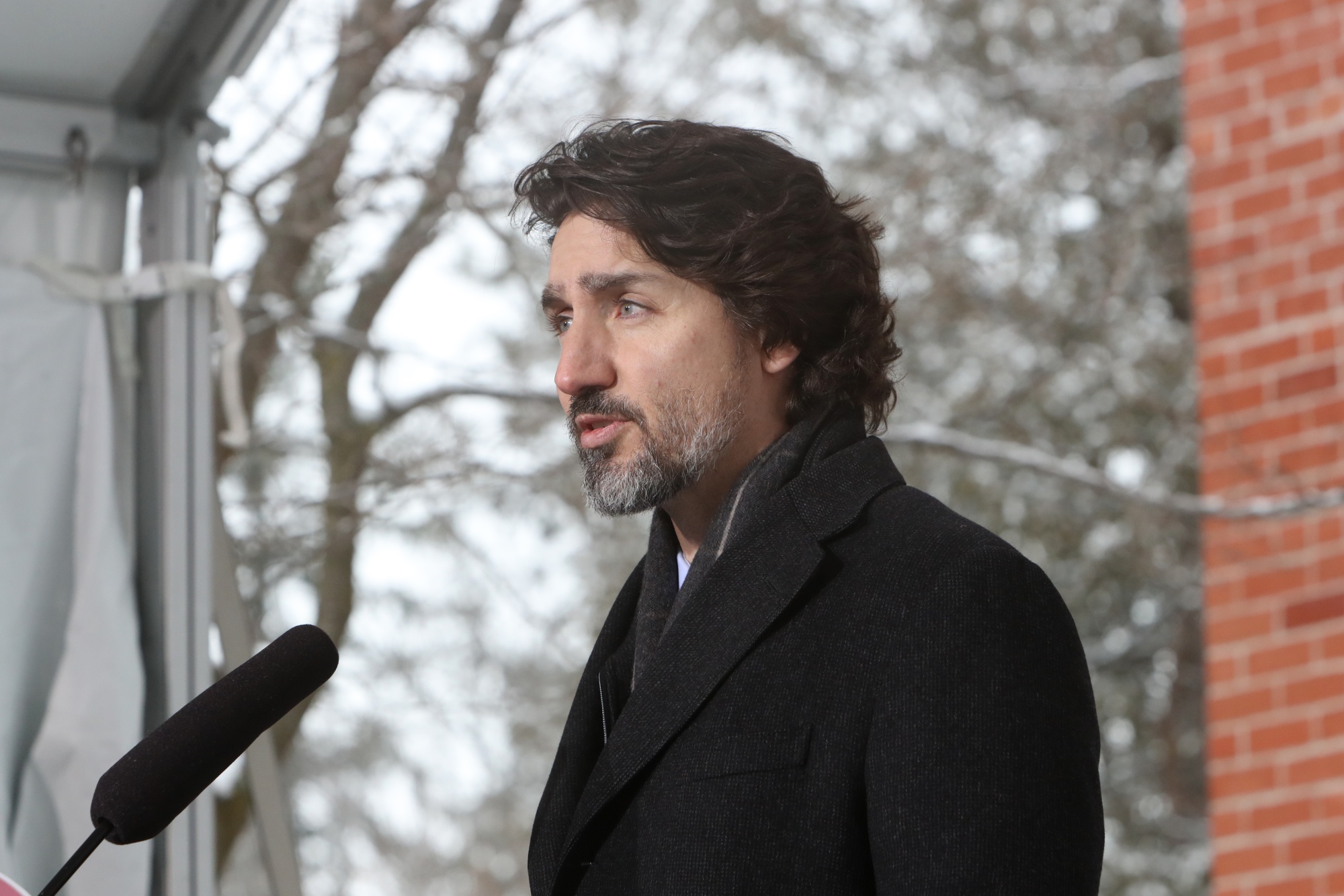 Justin Trudeau prend la parole devant sa résidence d'Ottawa le 5 février.