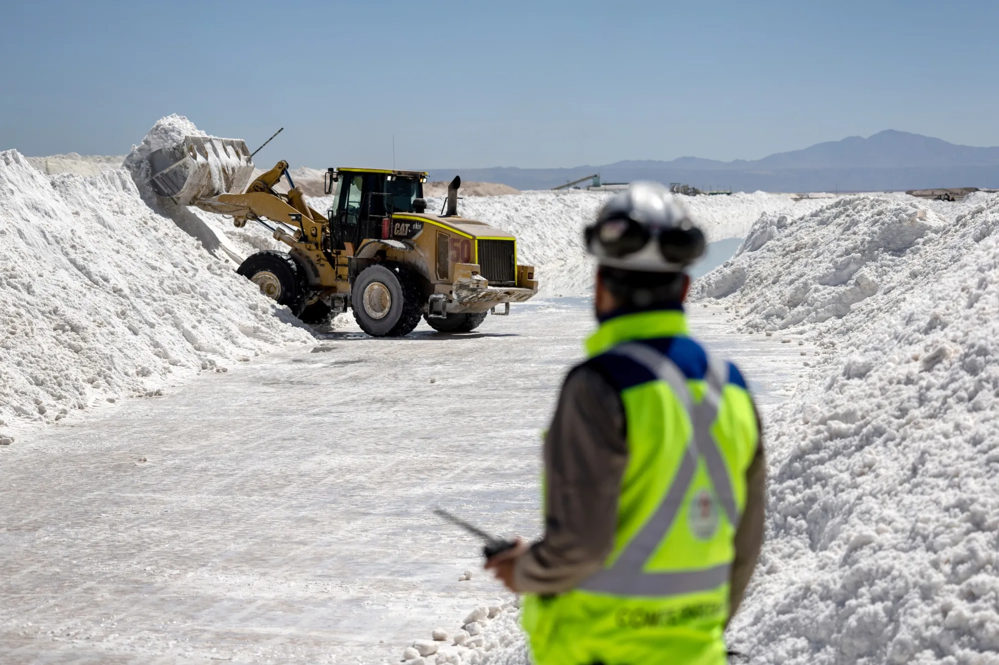 Trabajadores de una mina de litio transportan un subproducto salino en una mina de litio situada en el Salar de Atacama, Chile.