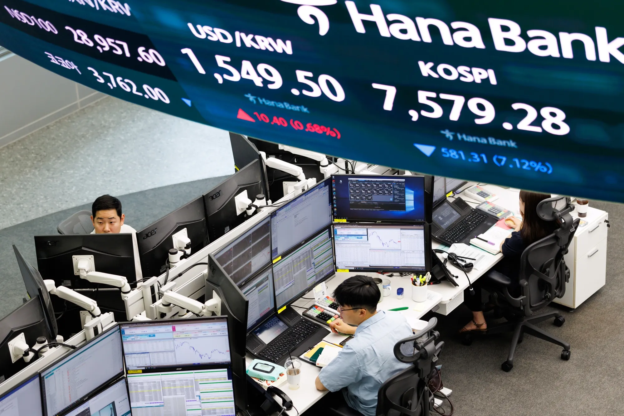 韓国株急落、AI相場警戒で半導体株売り－KOSPI一時8%安で売買停止に