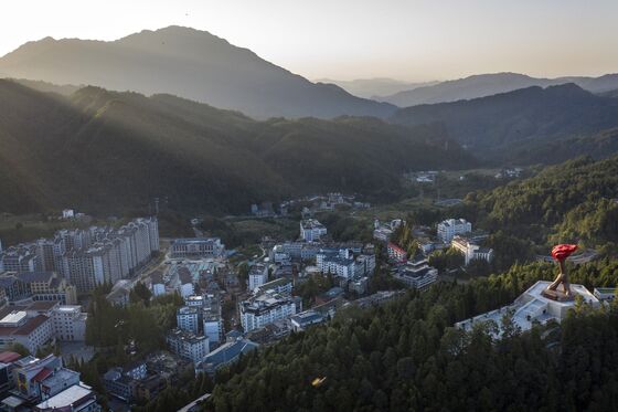 China Stirs Up Patriotism by Sending Tourists to Mao's Old Haunts