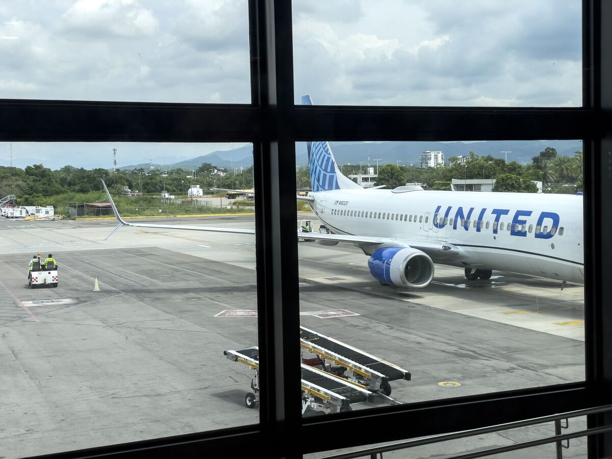 United Accelerates 5% Pilot Pay Hike After Contract Rejection - Bloomberg