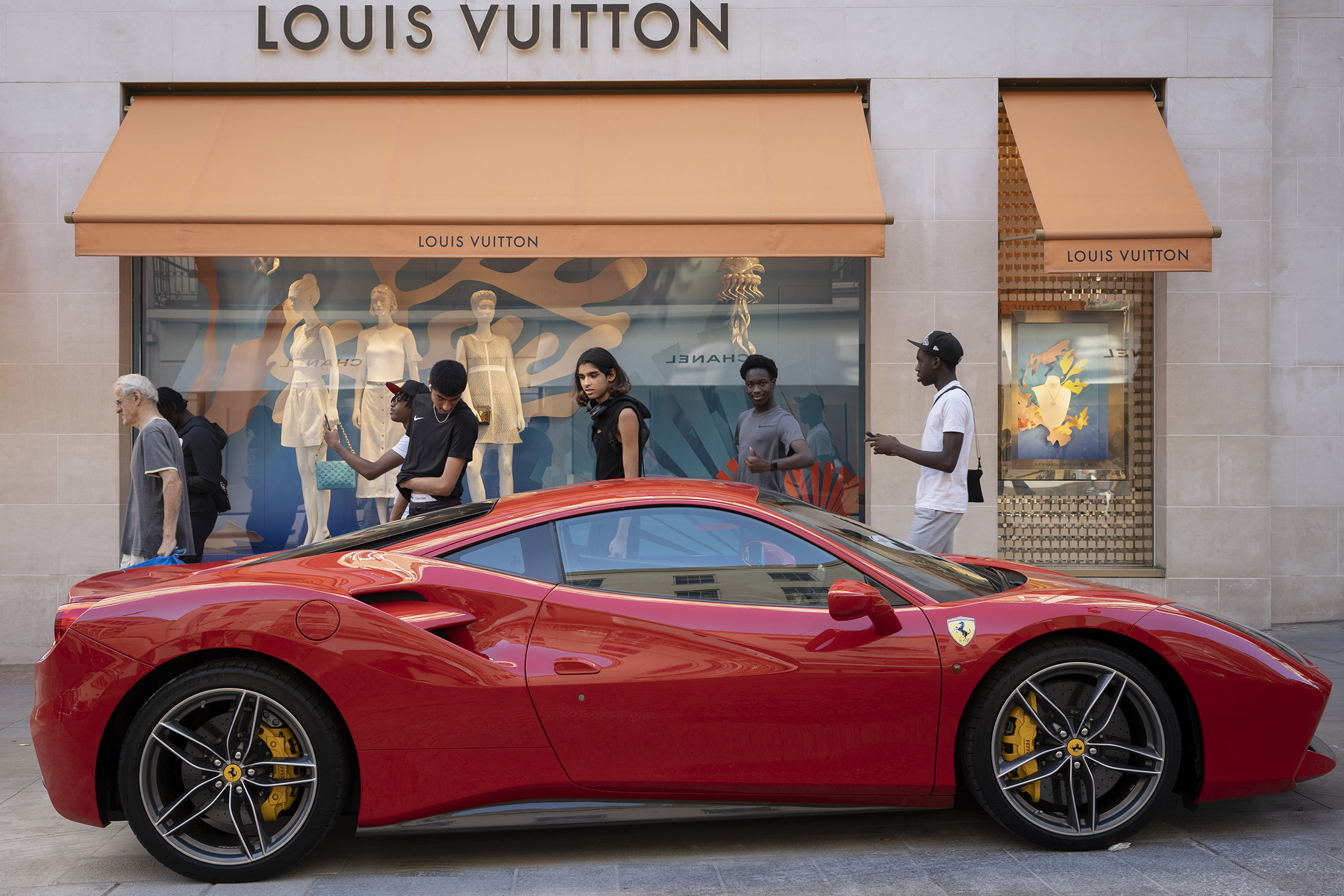 Luxury Goods Still Sell Big Even as Recession Fears Grow - Bloomberg