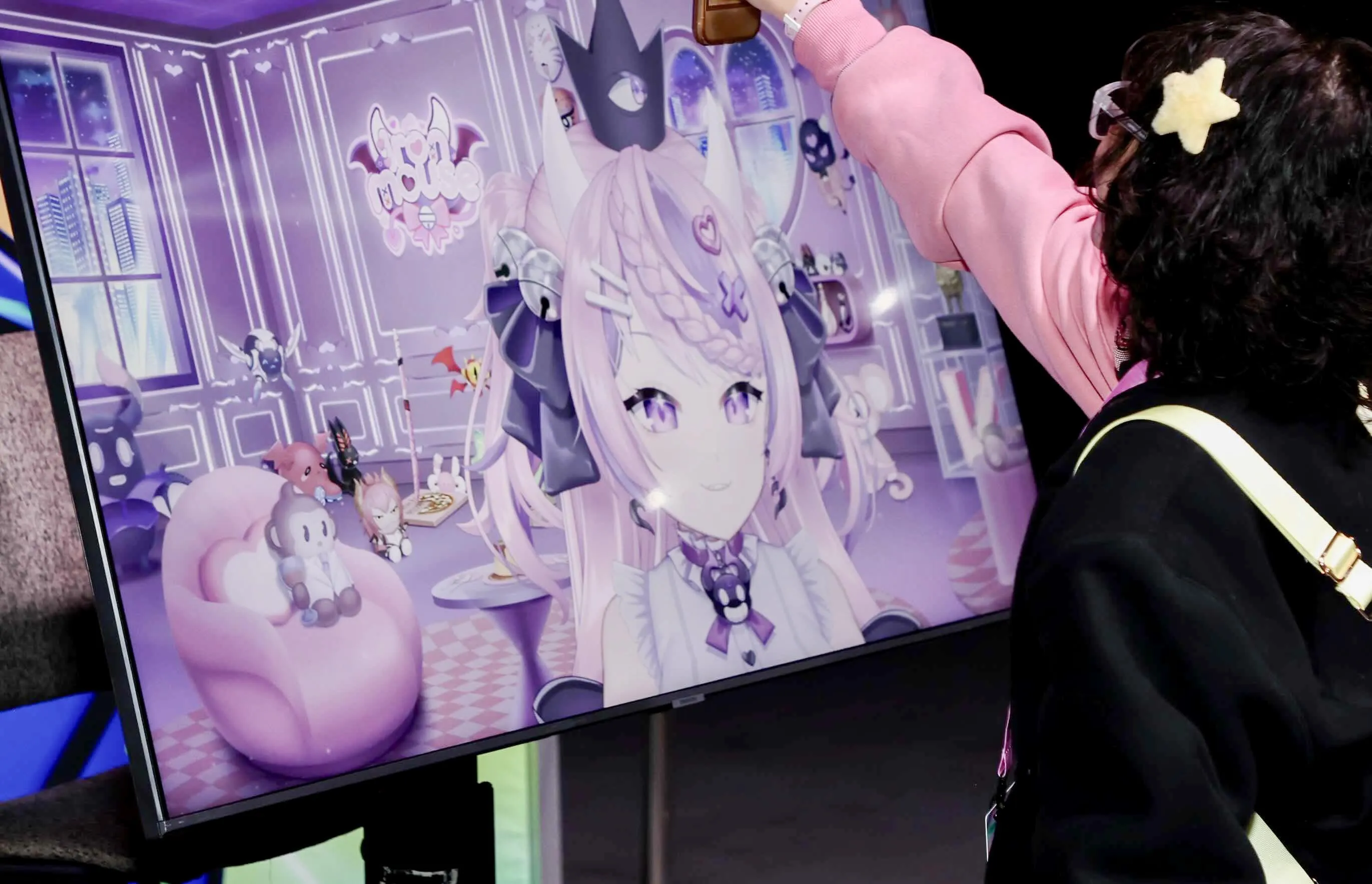 An attendee meets VTuber Ironmouse at TwitchCon 2024 in San Diego.