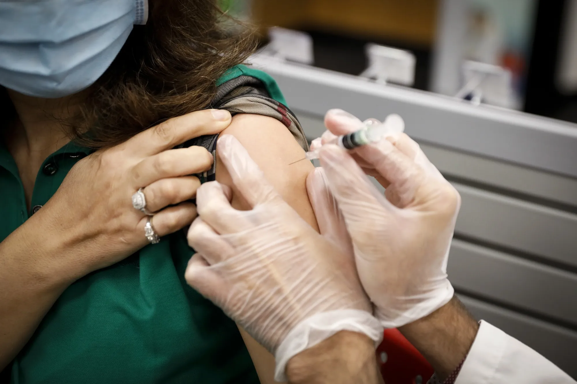 Pfizer Inc., Moderna Inc. and other companies are using the mRNA technology behind the Covid-19 vaccines to improve the flu shot.