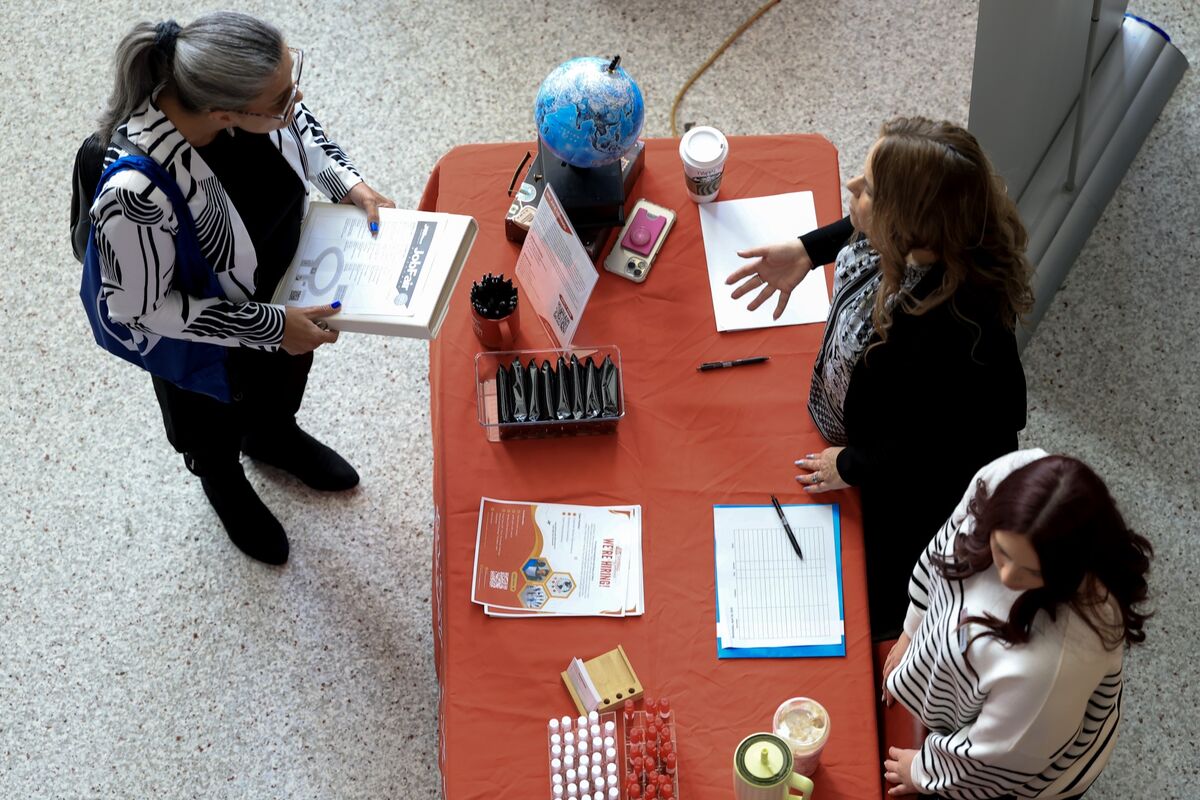 🟪"Rallentamento del Mercato del Lavoro: I Recruiter di Europa e USA Affrontano Sfide nel 2025"