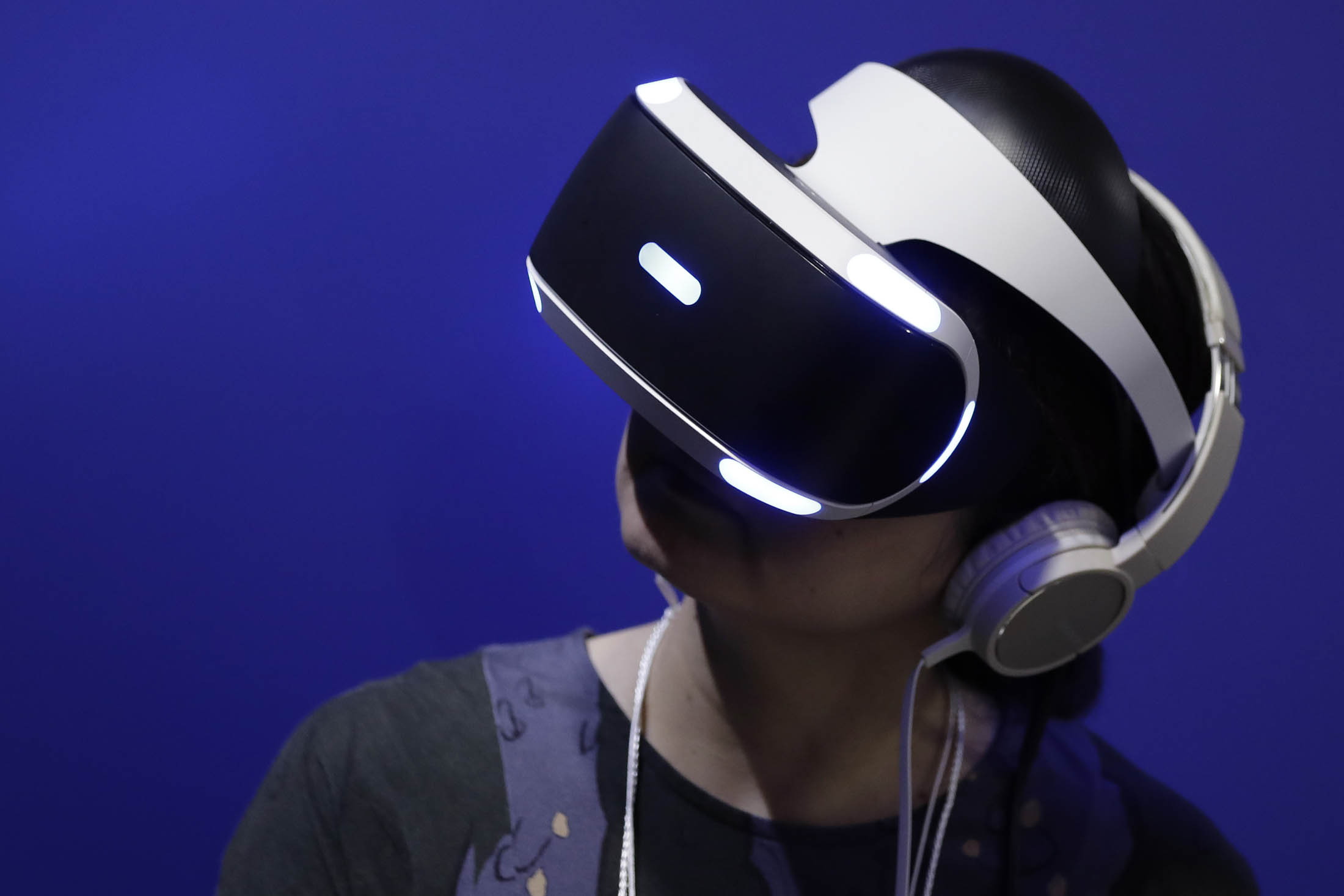 GameStop to Sell Out of PlayStation VR Goggles, COO Says - Bloomberg
