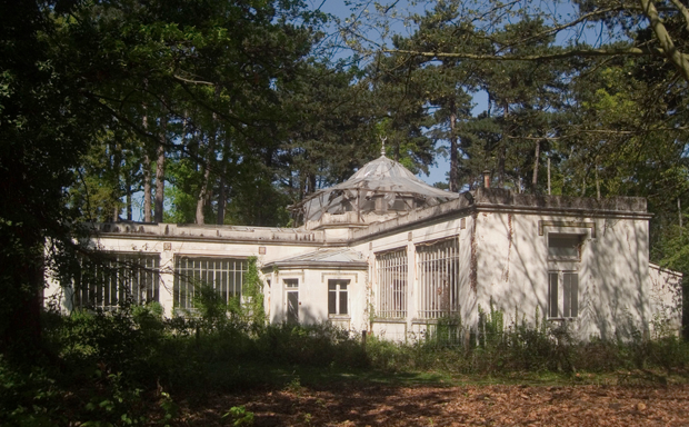 Remains from a 1907 colonial exhibition at the Jardin d'Agronomie Tropicale.