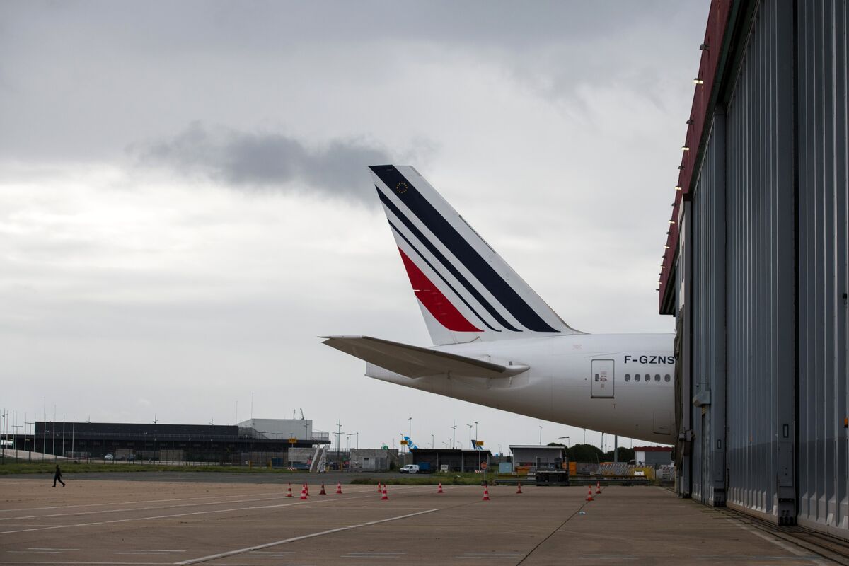 Paris-Orly Flight Delays May Extend Into Today