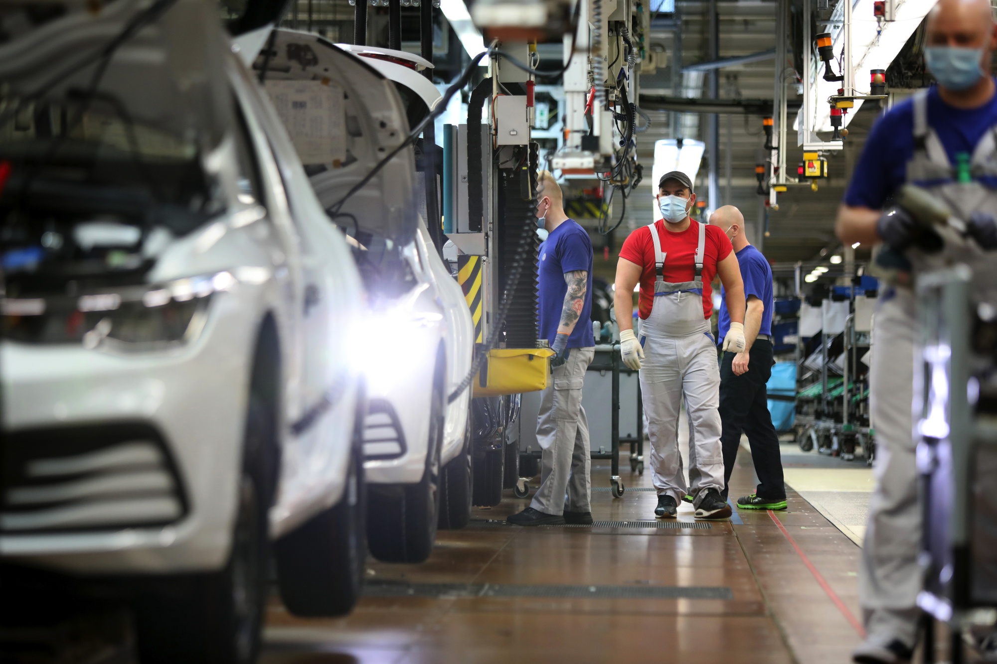 Volkswagen idles two German plants as supplies from Ukraine run dry