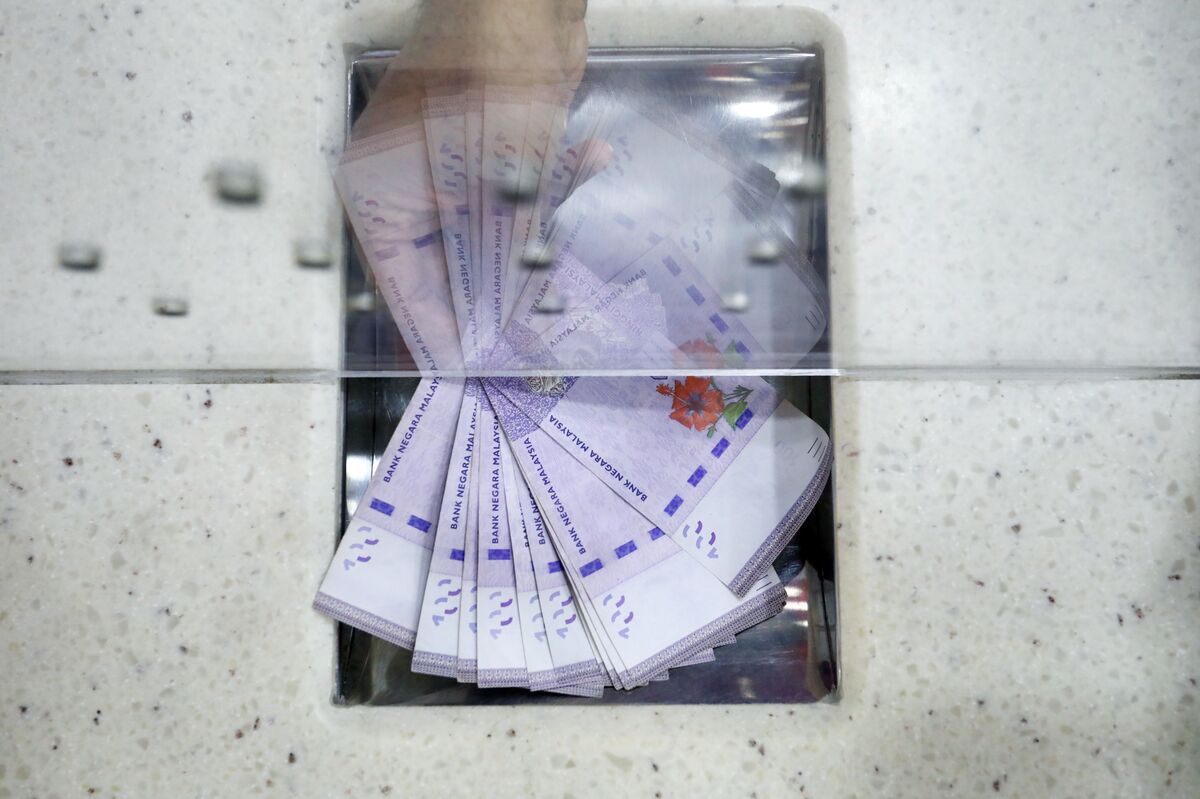 Malaysia Sees Ringgit on Path to Strengthen Below 4 Per Dollar