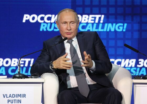 U.S. ‘Shooting Itself’ With Steps That Harm Dollar, Putin Says