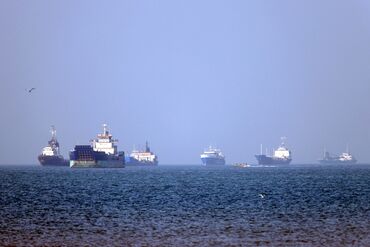 US and Iran Trade Fire in Gulf, Jolting Four-Week-Old Ceasefire