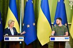Ukrainian President Volodymyr Zelensky&nbsp;and European Commission President Ursula von der Leyen in Kyiv on June 11.