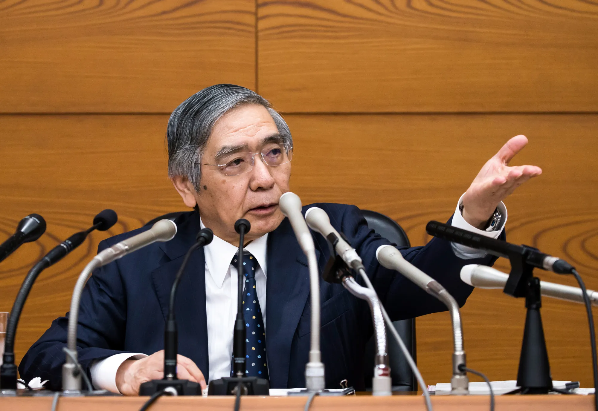 黒田総裁、いずれ正常化プロセス検討が必要－５年の任期中に - Bloomberg