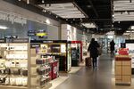 Travelers&nbsp; shop at a duty-free&nbsp;retail outlet at Munich airport in Munich, Germany.