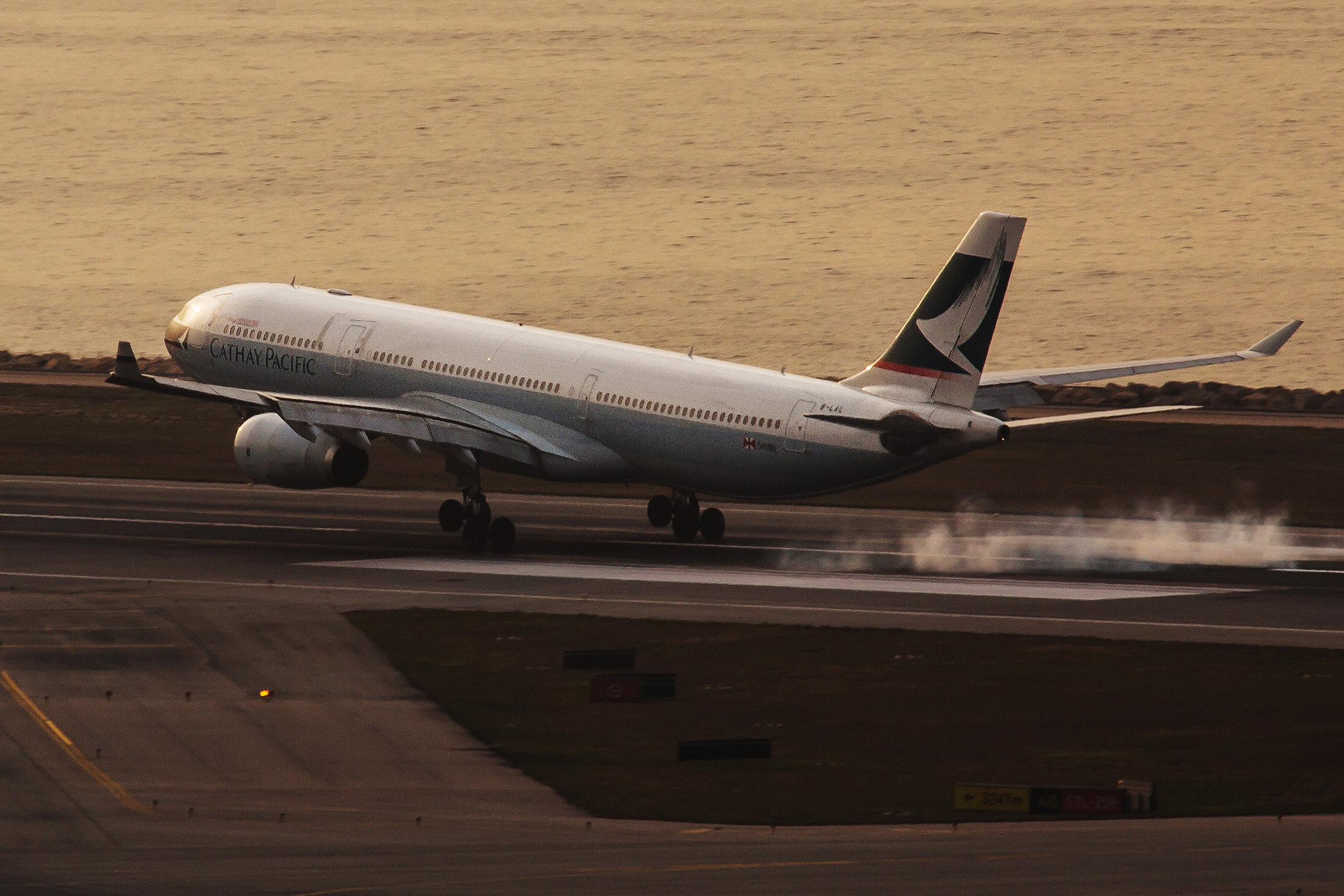 1468881184_cathay-pacific-