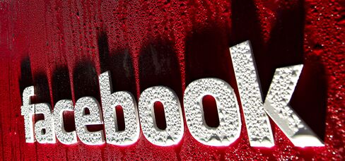 Automakers Urged to Ban In-Car Facebook and Internet Use by U.S.