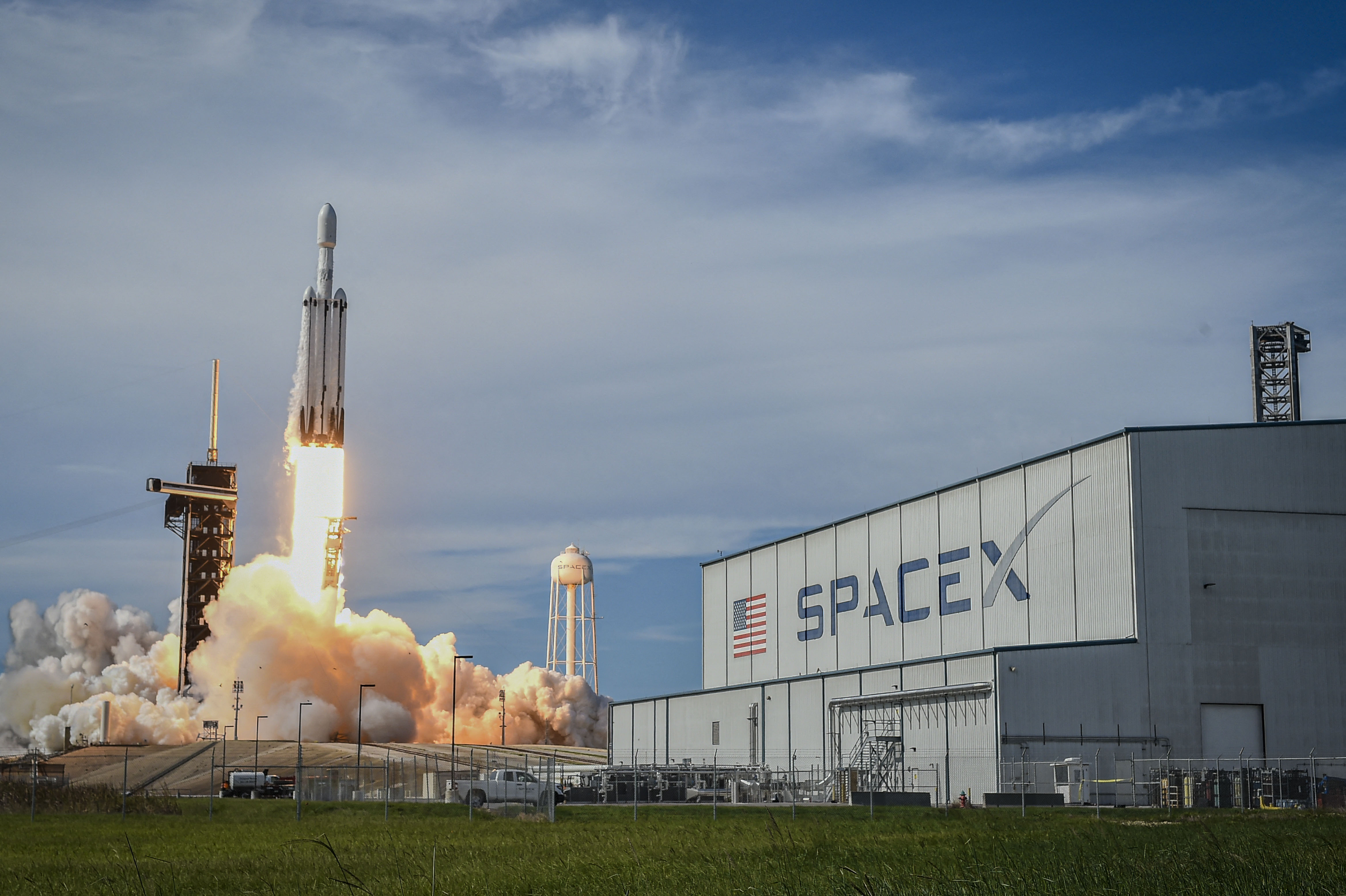 A SpaceX Falcon Heavy rocket lifts off at Kennedy Space Center in Florida. Photographer: Miguel J. Rodriguez Carrillo/AFP/Getty Images