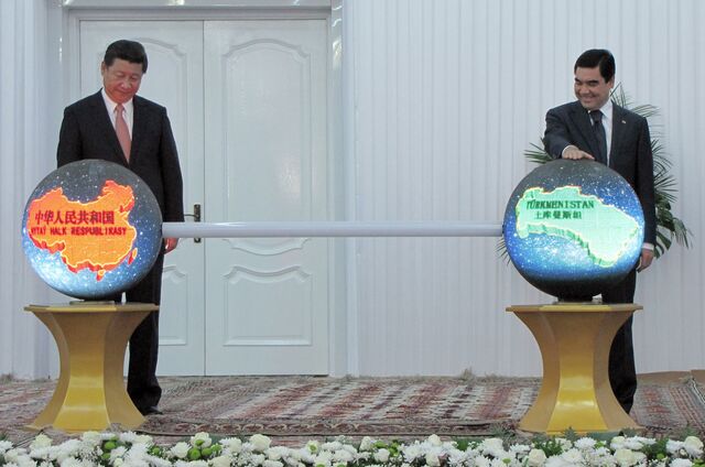Chinese President Xi Jinping meets with Berdymukhamedov in Ashgabat in 2013 to mark the start of production at Turkmenistan’s Galkynysh gas field.