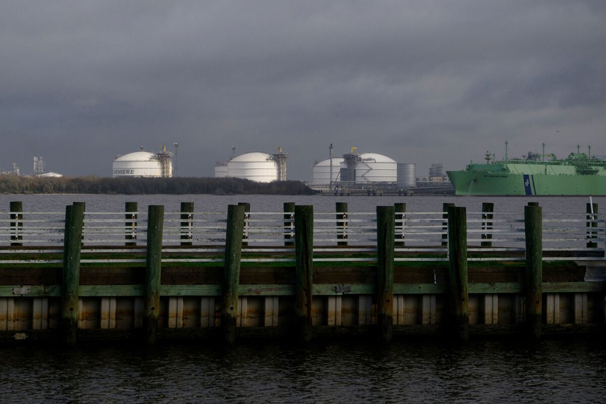 bloomberg.com - Julian Hast - US Natural Gas Futures Fall on Lower Supply to LNG Export Plants