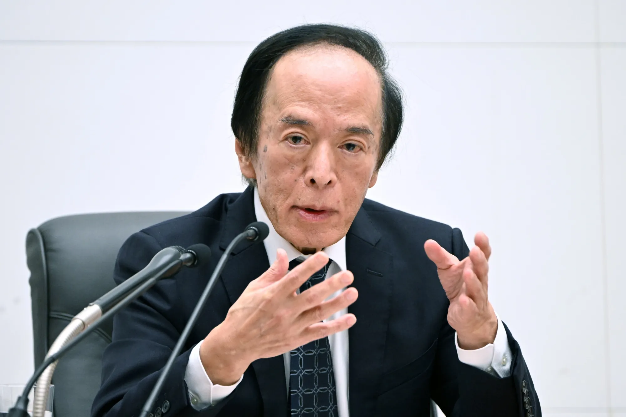 12月会合後に記者会見する日銀の植田和男総裁