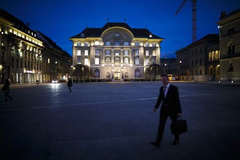 UBS, Credit Suisse Need to Improve Leverage Ratios, SNB Says
