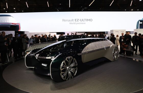 Renault Wants You to Pop the Question Aboard Its Luxury Robotaxi