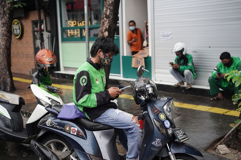 Gojek Delivery Drivers As The Company Is Said in Talks With Tokopedia for $18 Billion Merger
