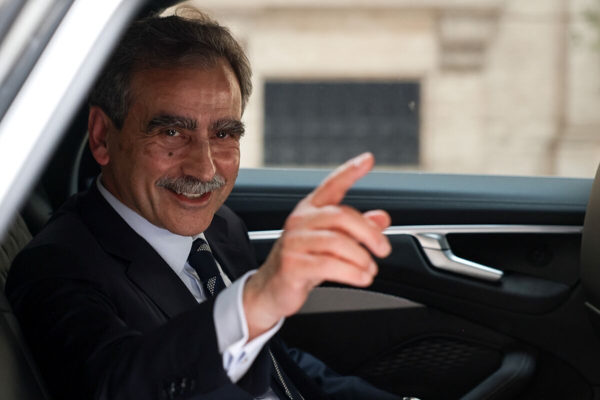 Paschi Chief Lovaglio Stuns Again With Twin Deals to Foil Intesa