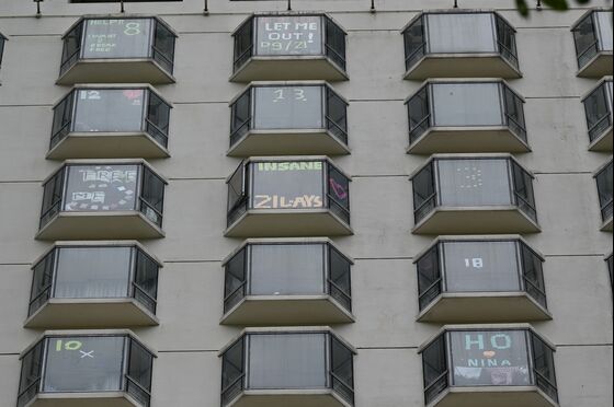 Hong Kong’s Growth Slows With Recovery Hinging on Reopening