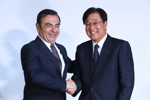 昨年5月会見時のゴーン、益子の両氏
