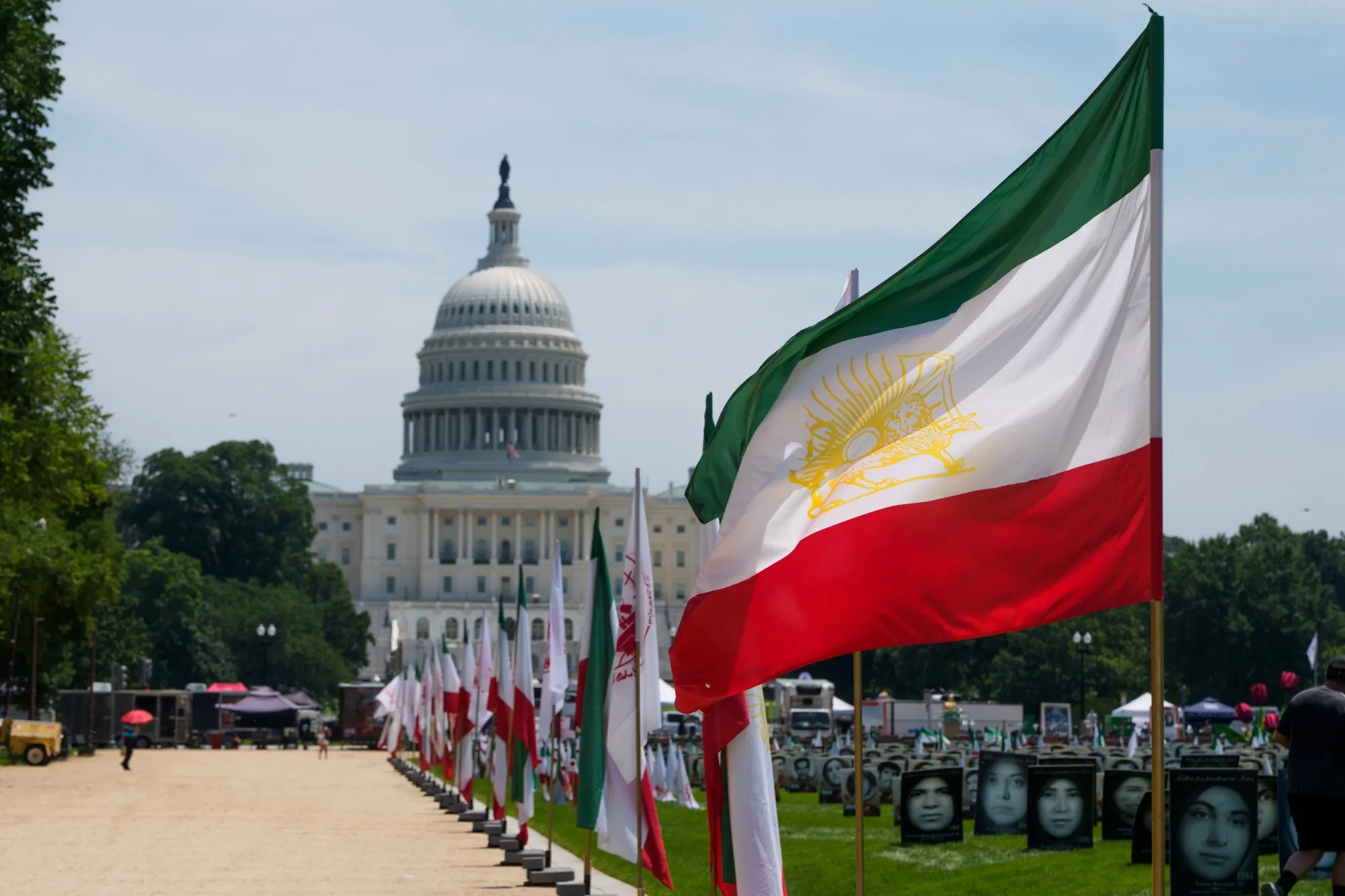 ワシントンで掲げられたイラン国旗。イラン関連イベントで