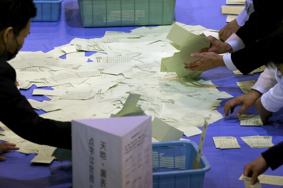 Japan’s Kishida Defies Forecasts, Keeps Majority in Election