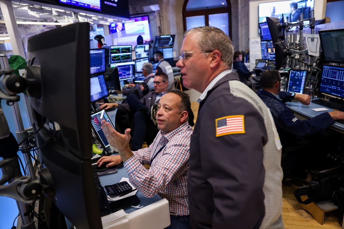 US Stocks Decline as Traders Await Warsh Comments, Fresh Data