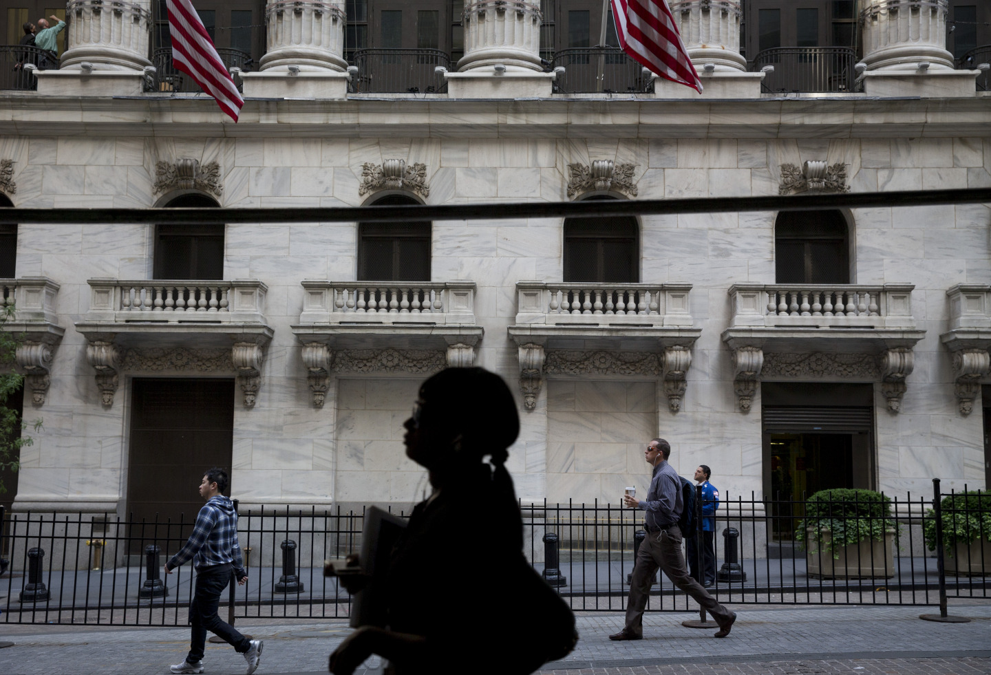 U.S. Stocks Fall as Investors Await Fed Signal on Stimulus Plans