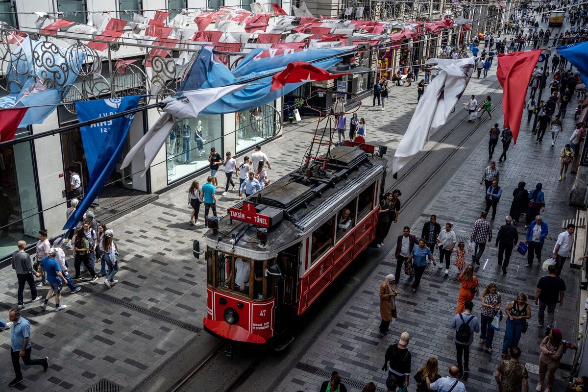 Turkey Inflation Falls, Unemployment Rate Improves