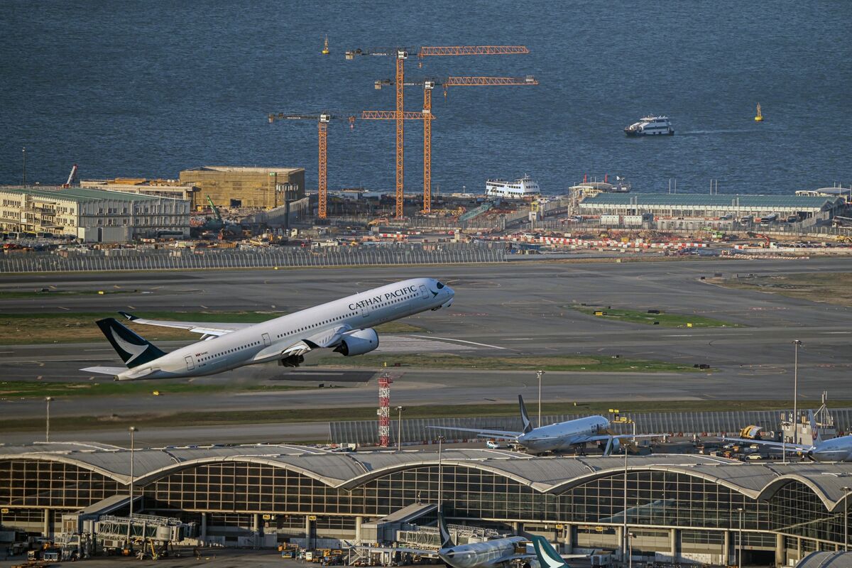 HK Finance Chief Expects 50% Jump in Airport Capacity by 2035