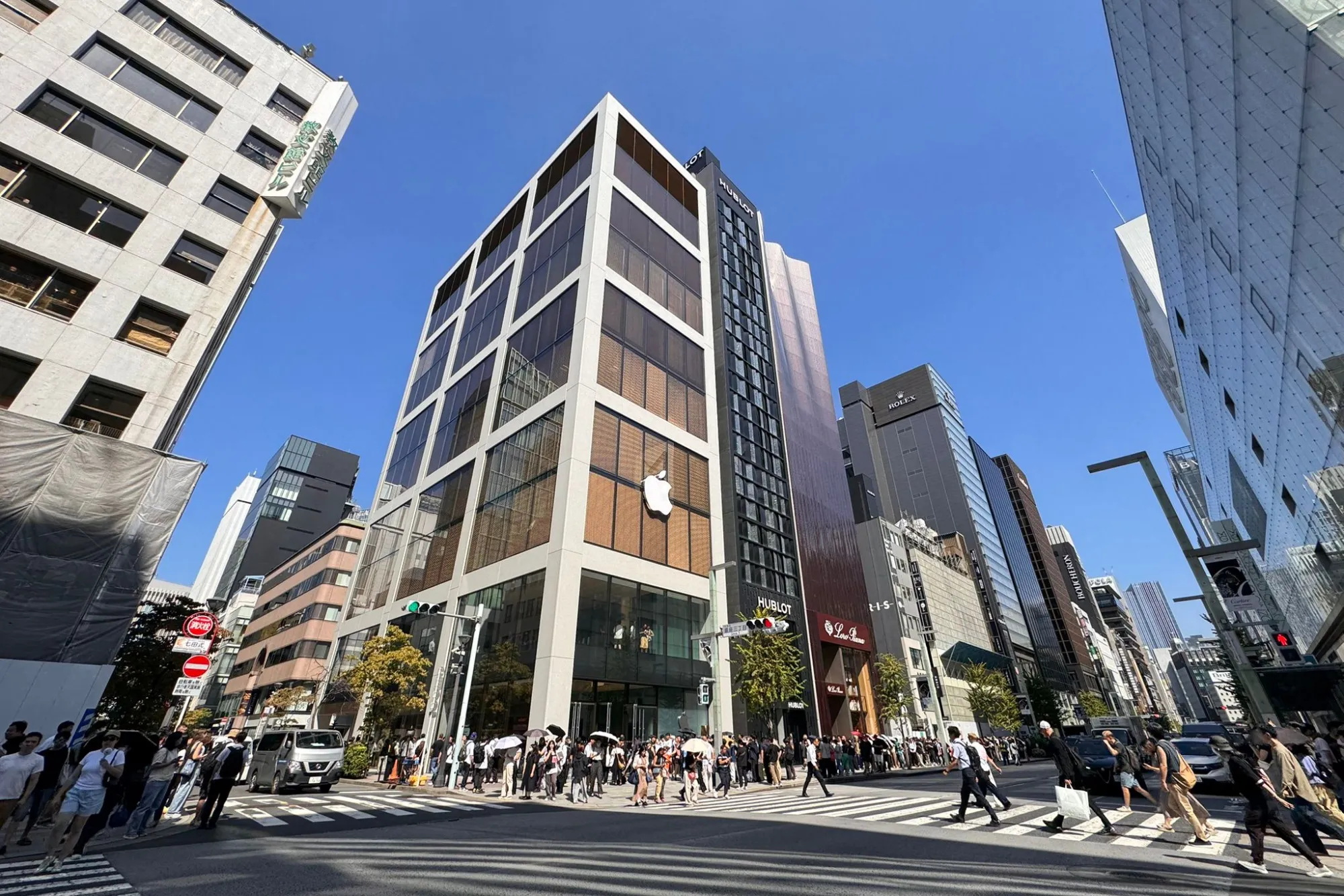 Apple is making changes to its iOS software to comply with a new law in Japan.