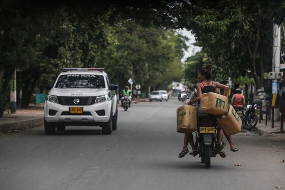 Pocketing 1,000% Markup, Venezuelans Smuggle Out Precious Food