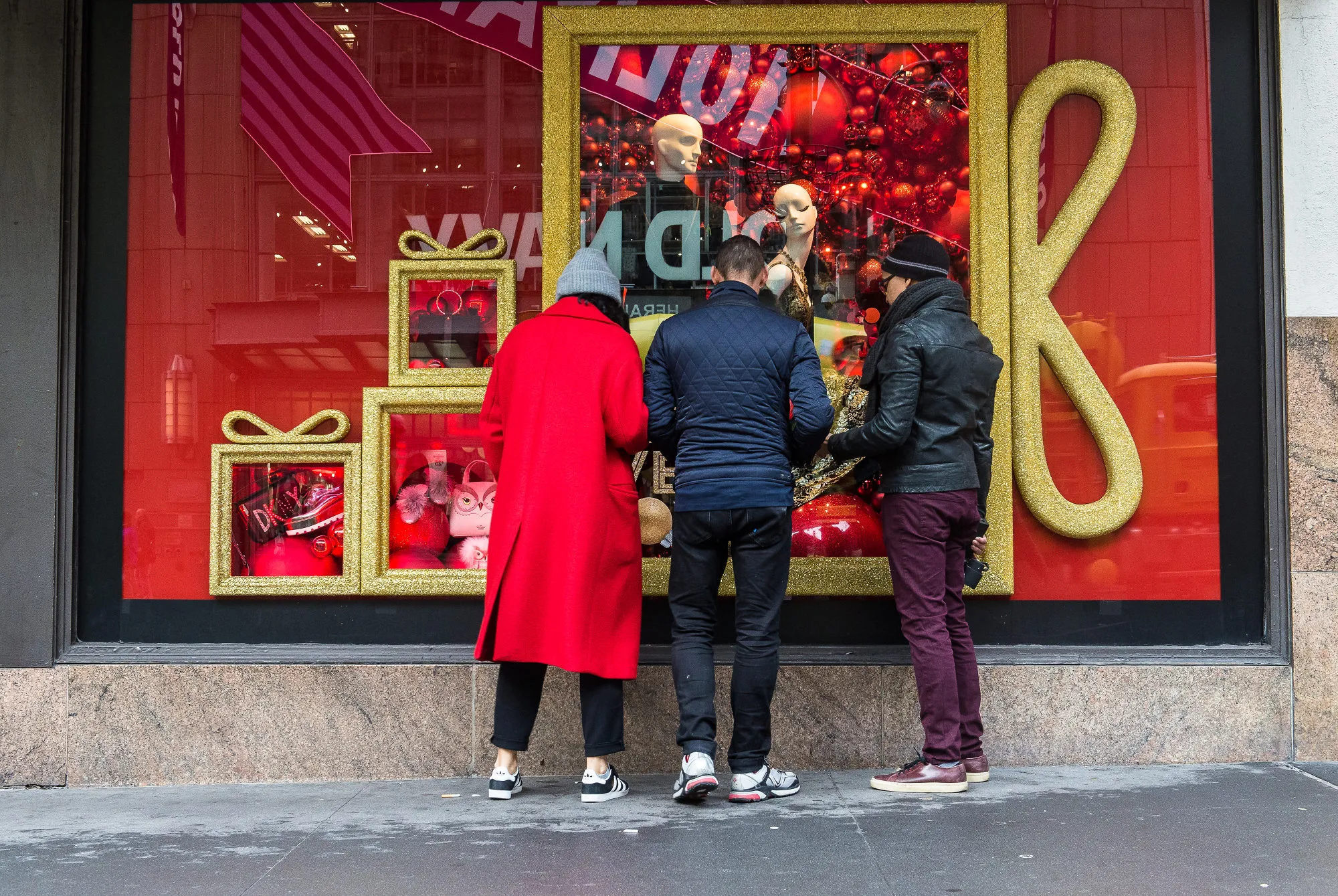 Shoppers view a holiday window display at a Macy's&nbsp;store in New York on Nov. 13, 2017.&nbsp;