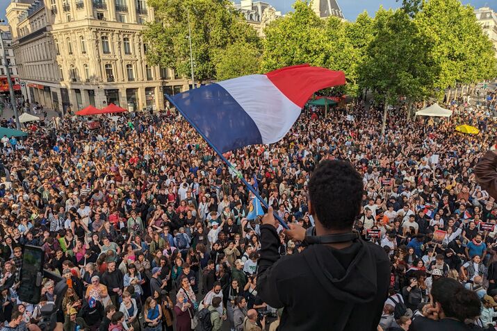 Thousands gather in Paris to celebrate the victory of the left-wing union