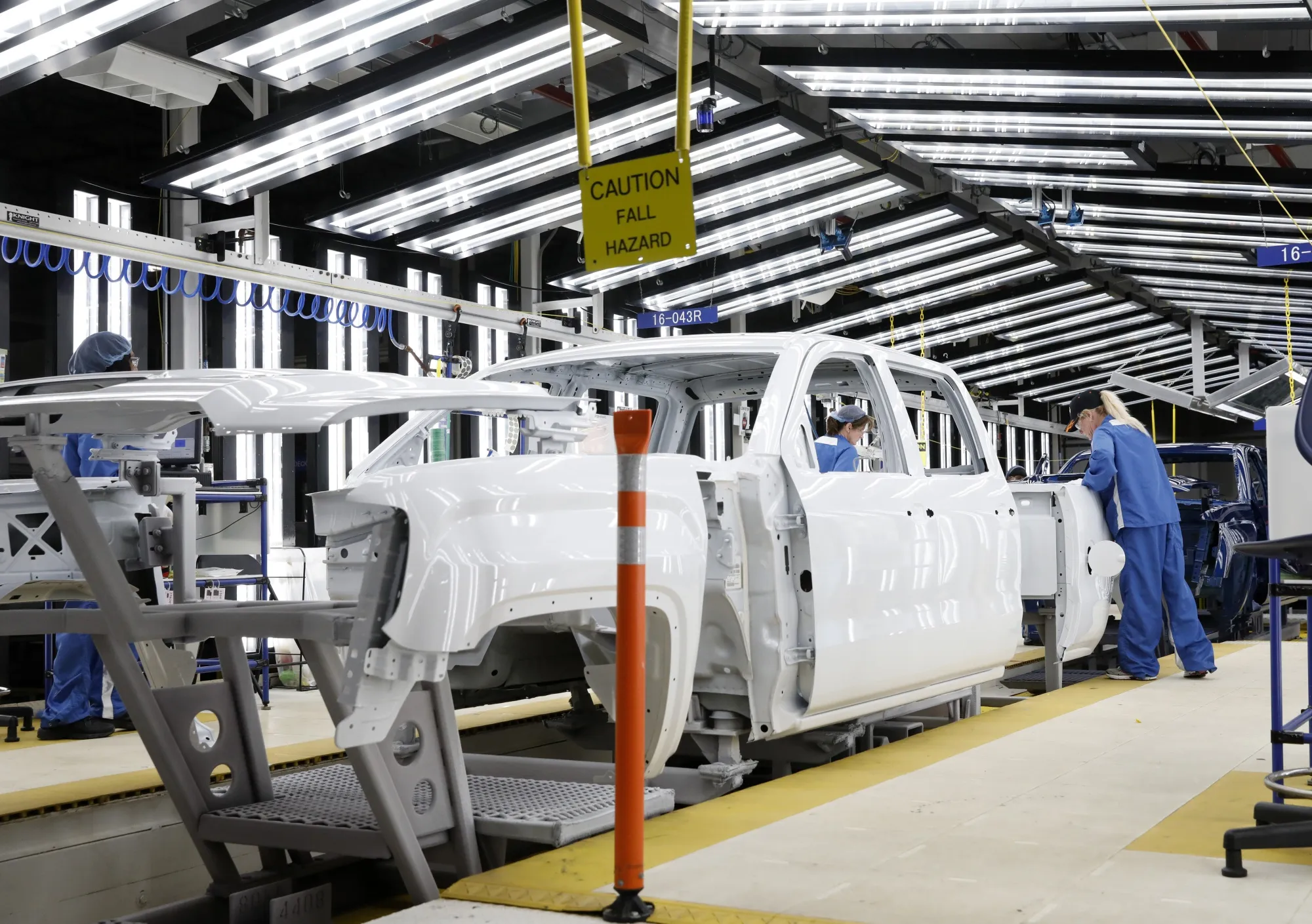 Worker inspect pickup truck frames at the General Motors Co. assembly plant in Flint, Michigan, U.S., on&nbsp;Feb. 5, 2019.&nbsp;